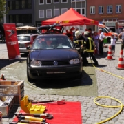 Hilfe naht: Die Schweinfurter Feuerwehr demonstrierte auf dem Marktplatz ihre Rettungs-Technik. Foto: Uwe Eichler