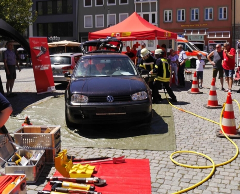 Hilfe naht: Die Schweinfurter Feuerwehr demonstrierte auf dem Marktplatz ihre Rettungs-Technik. Foto: Uwe Eichler
